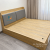 Giường ngủ bọc nệm đầu giường GDN-1m8 gỗ MDF vân sồi vàng, đầu nệm da ghi, 2 ngăn kéo trắng ở đuôi giường