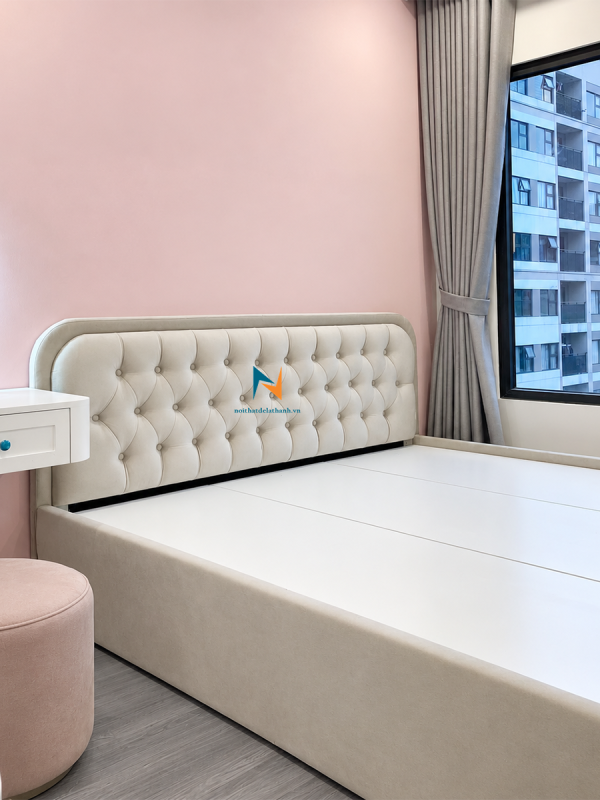 Chiếc giường bọc nỉ nhung lõi gỗ MDF, kích thước 1m6x2m, với điểm nhấn là đầu cao giường được rút khuy rất đẹp mắt