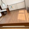 Chiếc giường ngủ gỗ công nghiệp 1m8x2m, thiết kế theo phong cách hiện đại với đầu gắn nệm da, đuôi giường khoét vát rất đẹp mắt