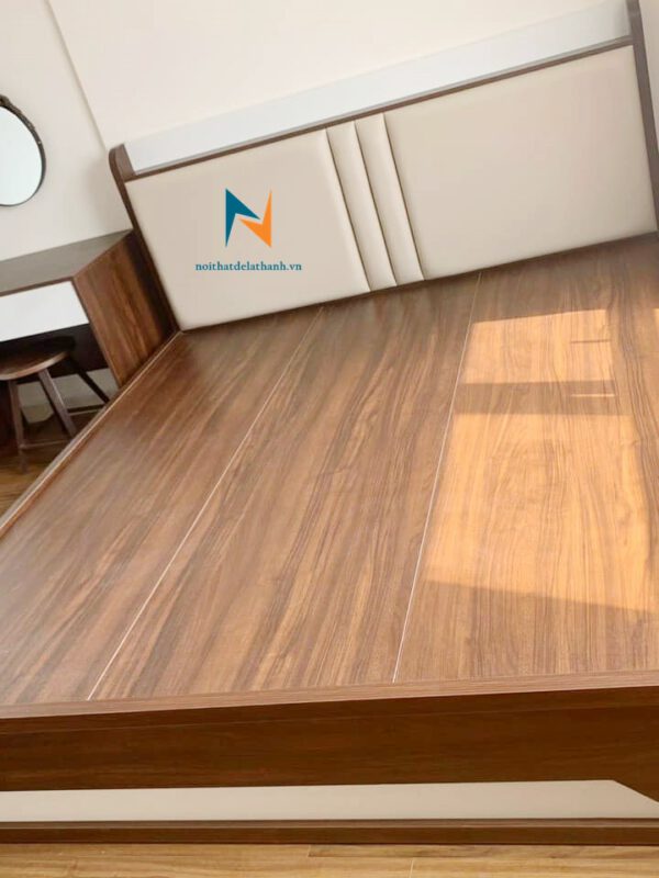 Chiếc giường ngủ gỗ công nghiệp 1m8x2m, thiết kế theo phong cách hiện đại với đầu gắn nệm da, đuôi giường khoét vát rất đẹp mắt