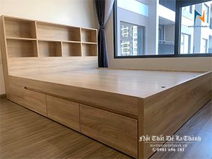 Ảnh thực tế chiếc giường với đầu cao được thiết kế theo kiểu kệ sách