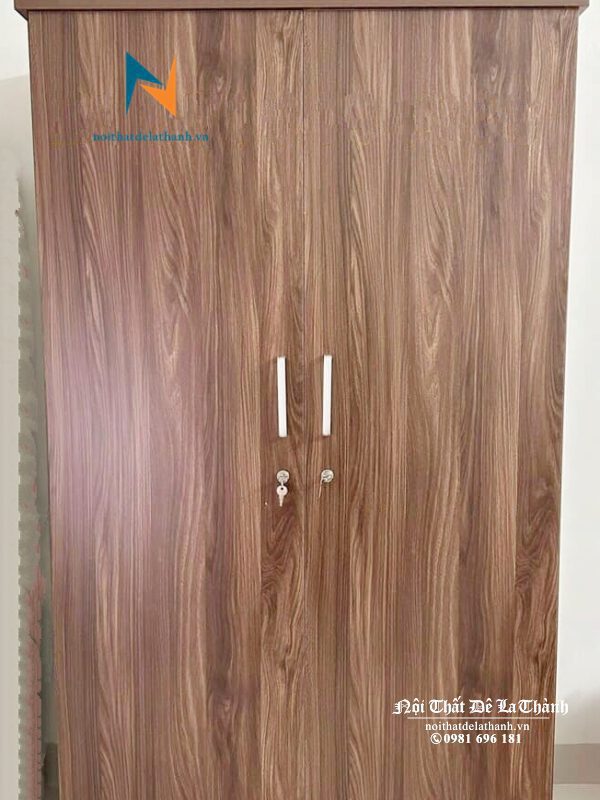 Chiếc tủ nhỏ gỗ công nghiệp mdf, thiết kế 2 cánh, kích thước 80cmx2m, màu óc chó rất đẹp mắt