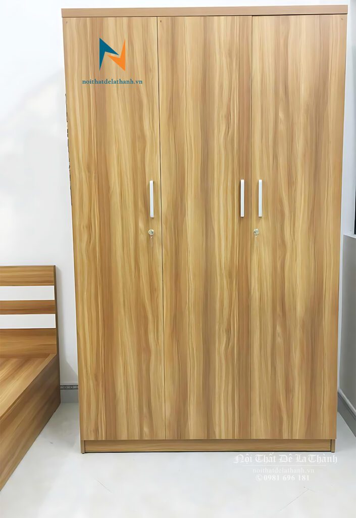 Chiếc tủ áo 3 cánh nhỏ xinh, màu vàng vân gỗ, phong cách hiện đại
