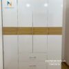 Chiếc tủ quần áo 1m6 chất liệu gỗ MDF phủ melamine chống xước, thân tủ màu sồi, cánh tủ màu trắng với một vệt gỗ chạy ngang thân tủ làm điểm nhấn