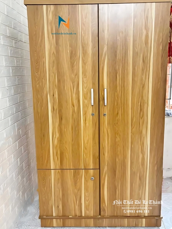 Tủ áo giá rẻ 2 cánh, trong đó 1 cánh được thiết kế trở thành cánh cộc, bên dưới nó là khoang tủ nhỏ