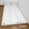 Chiếc giường bệt màu trắng, kích thước đệm 1m2x1m9, chất liệu gỗ công nghiệp MDF