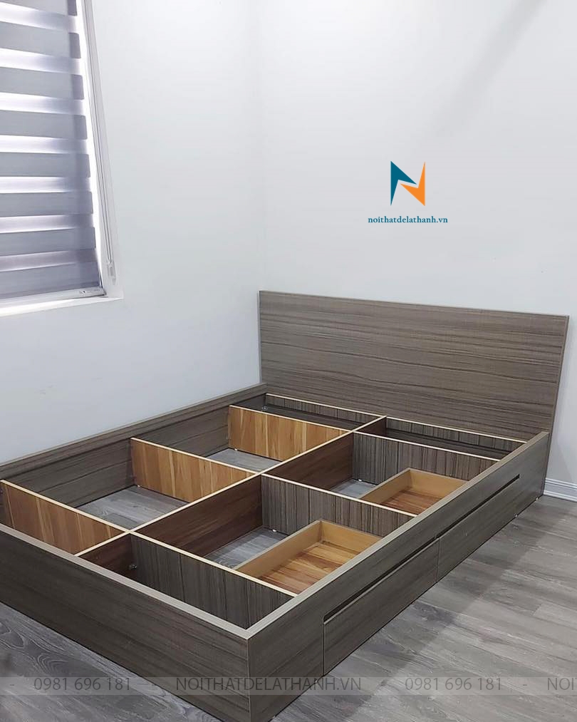 Thiết kế bên trong chiếc giường gỗ MDF với bộ thang gỗ chắc chắn chia thành các ô để đồ bên dưới phản giường rất tiện dụng