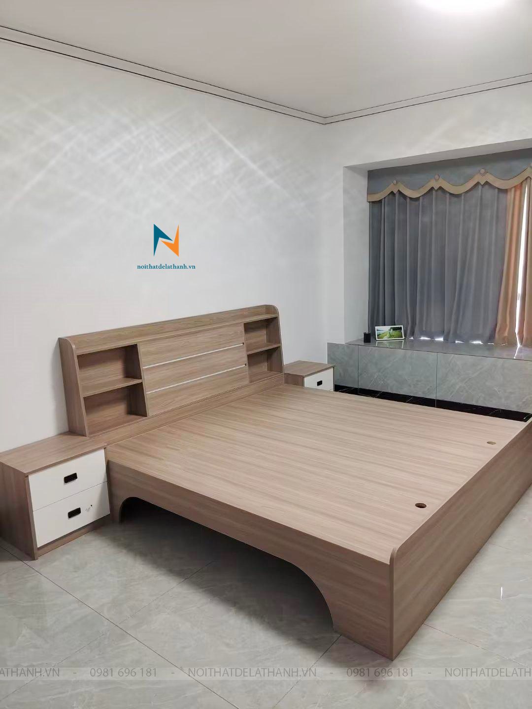 Chiếc giường queen size 1m6x2m, chất liệu gỗ công nghiệp mdf phủ melamine màu nâu, thiết kế theo kiểu đầu kệ tiện lợi