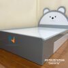 Chiếc giường chú gấu dành cho trẻ em với thiết kế có 2 ngăn kéo ở vai giường giúp để đồ tối ưu không gian sử dụng