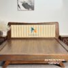 Chiếc giường gỗ óc chó thuộc phân khúc cao cấp, kích thước 2mx2m2, gỗ nhập khẩu Bắc Mỹ, đầu gắn nệm da trông rất sang trọng