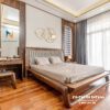 Chiếc giường gỗ óc chó cao cấp, kích thước 1m8x2m, thiết kế đẹp mắt với chân đùi gà, đầu gắn nệm da rất sang trọng và lịch lãm