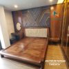 Chiếc giường gỗ óc chó rất đẹp, nguyên liệu nhập khẩu Bắc Mỹ, kích thước 1m6x2m, thiết kế kiểu chân quỳ hiện đại, đầu gắn nệm bọc da màu trắng