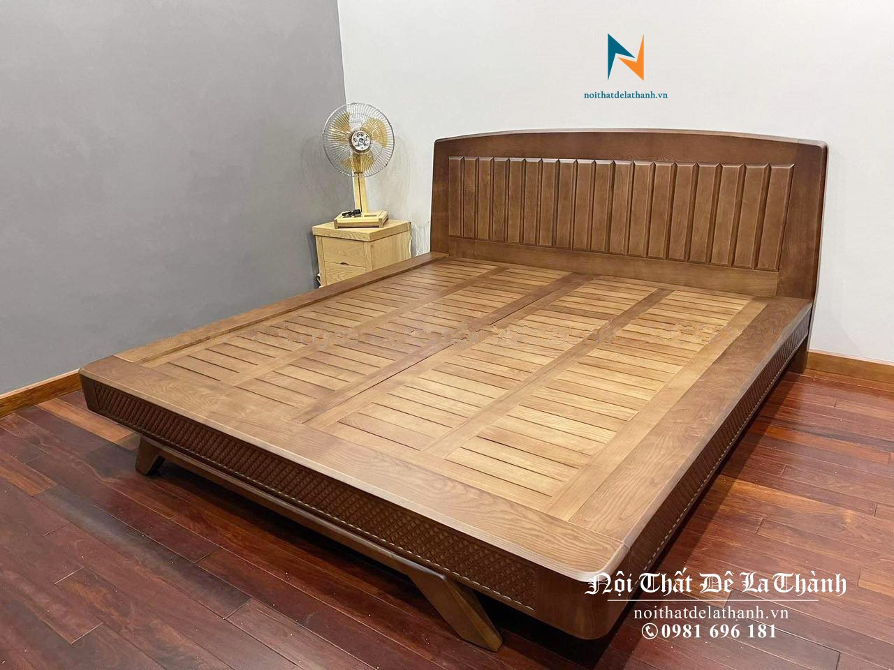 Chiếc giường gỗ óc chó nhập khẩu Bắc Mỹ, kích thước 1m8x2m, thiết kế theo phong cách hiện đại