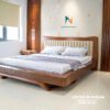 Chiếc giường sồi nguyên liệu nhập khẩu Nga, kích thước 1m6x2m, hoàn thiện kỹ cho phân khúc cao cấp, vai giường và đuôi giường chạm trám, đầu gắn nệm da