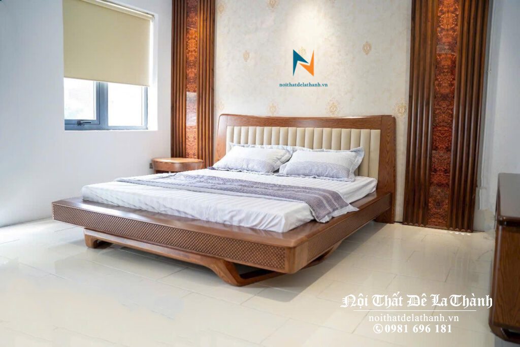 Chiếc giường sồi nguyên liệu nhập khẩu Nga, kích thước 1m6x2m, hoàn thiện kỹ cho phân khúc cao cấp, vai giường và đuôi giường chạm trám, đầu gắn nệm da