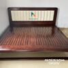 Chiếc giường gỗ sồi Nga được thiết kế theo phong cách hiện đại với chân quỳ, đầu gắn nệm da màu sữa, kích thước 1m8x2m, rất đẹp để làm giường cưới