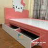 Chiếc giường bé gái hello kitty có 2 ngăn kéo để các bé cất trữ gấu bông nhỏ