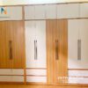 Chiếc tủ áo hiện đại được thiết kế nằm âm giữa 2 bức tường, kích thước 2m4x2m45, chất liệu gỗ công nghiệp mdf, phối 2 màu nâu vàng và trắng rất đẹp
