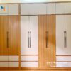 Chiếc tủ áo gỗ công nghiệp âm tường, 3m2x2m45, phối màu vàng và màu trắng rất đẹp mắt