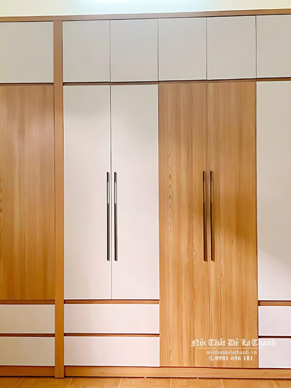 Chiếc tủ áo gỗ công nghiệp âm tường, 3m2x2m45, phối màu vàng và màu trắng rất đẹp mắt