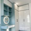 Chiếc tủ quần áo màu xanh kết hợp cánh trắng, bên cạnh là bàn học kiêm bàn trang điểm, một thiết kế rất đẹp cho các bé gái và các bạn nữ