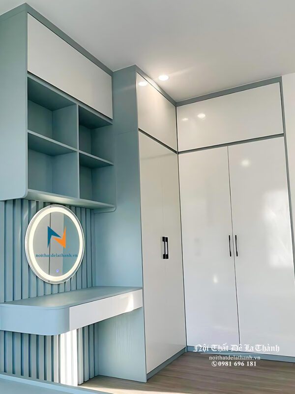 Chiếc tủ quần áo màu xanh kết hợp cánh trắng, bên cạnh là bàn học kiêm bàn trang điểm, một thiết kế rất đẹp cho các bé gái và các bạn nữ