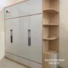Chiếc tủ quần áo thiết kế theo phong cách hiện đại, 2 tầng, kích thước 2mx2m45, kèm kệ trang trí, chất liệu gỗ công nghiệp mdf, phối 2 màu vân gỗ và màu cánh ghi rất đẹp