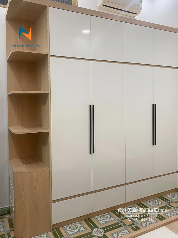 Chiếc tủ quần áo gỗ công nghiệp 2mx2m45, có 2 tầng, 4 cánh và góc trang trí rất đẹp