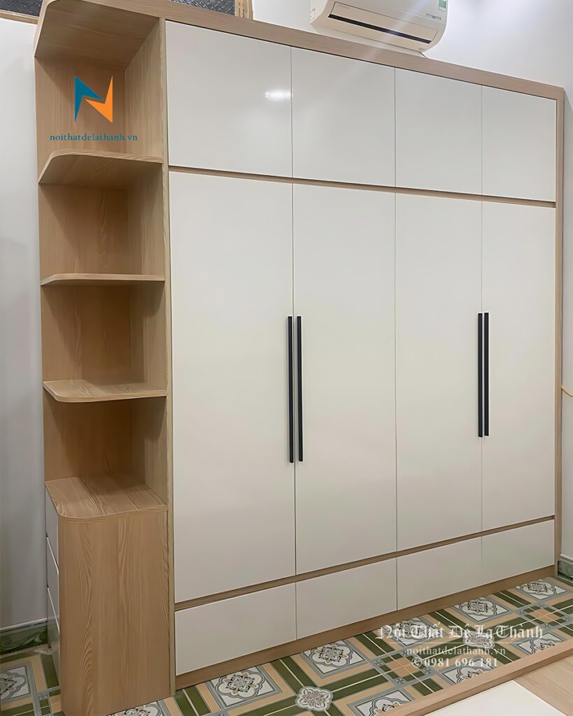 Chiếc tủ quần áo gỗ công nghiệp 2mx2m45, có 2 tầng, 4 cánh và góc trang trí rất đẹp