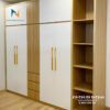 Chiếc tủ hiện đại chất liệu gỗ công nghiệp MDF với thiết kế có kệ góc trang trí, kích thước 2m4x2m45, thiết kế 2 tầng pha cánh trắng rất đẹp