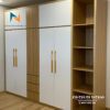 Tủ hiện đại thiết kế kèm kệ trang trí ở góc phải, tủ có 2 tầng, màu phối giữa màu gỗ vàng và màu cánh trắng rất đẹp