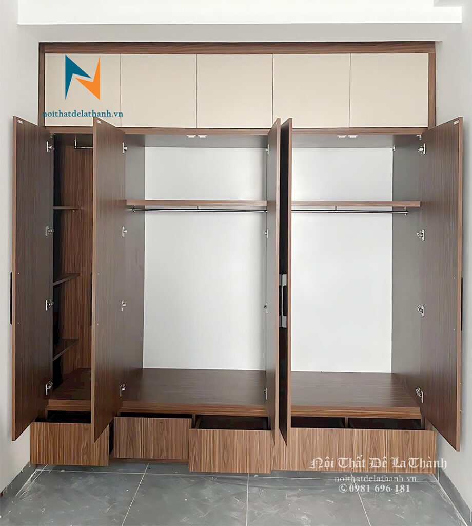Thiết kế bên trong chiếc tủ âm tường gỗ mdf 2mx2m6 kihj trần, gồm 2 khoang lớn, 1 khoang nhỏ, dưới bệ là 5 ngăn kéo bên dưới của 5 cánh, trên cùng là5 cánh mở