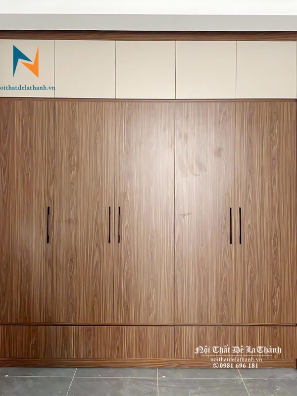 Chiếc tủ âm tường gỗ ép thiết kế theo phong cách hiện đại, phối màu gỗ nâu đỏ và màu cánh ghi sáng rất đẹp mắt