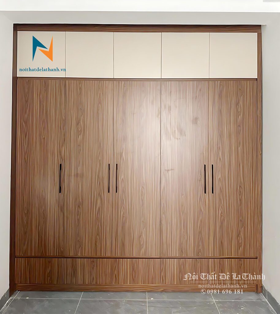 Chiếc tủ âm tường gỗ ép thiết kế theo phong cách hiện đại, phối màu gỗ nâu đỏ và màu cánh ghi sáng rất đẹp mắt