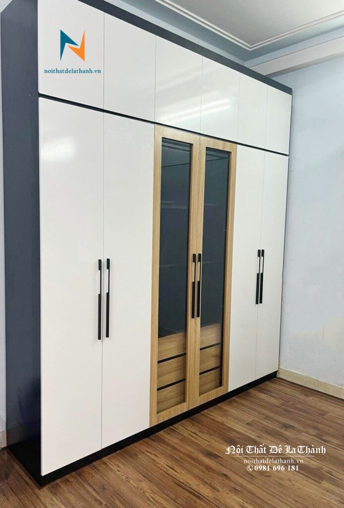 Chiếc tủ hiện đại, chất liệu gỗ MDF phủ melamine, kích thước 2m4x2m45, có 4 cánh 2 bên bằng gỗ, 2 cánh giữa bằng kính rất đẹp