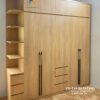 Chiếc tủ quần áo đẹp hiện đại, 2m4x2m45, 2 tầng, 5 cánh và 1 kệ góc trang trí
