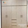 Chiếc tủ quần áo gỗ công nghiệp hiện đại, 2mx2m45, có 2 tầng, 5 cánh, 3 buồng, 3 ngăn kéo, phối màu gỗ nâu và cánh màu ghi rất đẹp