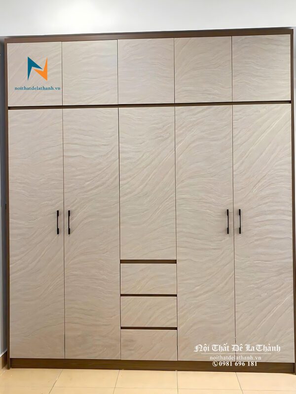 Chiếc tủ quần áo gỗ công nghiệp hiện đại, 2mx2m45, có 2 tầng, 5 cánh, 3 buồng, 3 ngăn kéo, phối màu gỗ nâu và cánh màu ghi rất đẹp