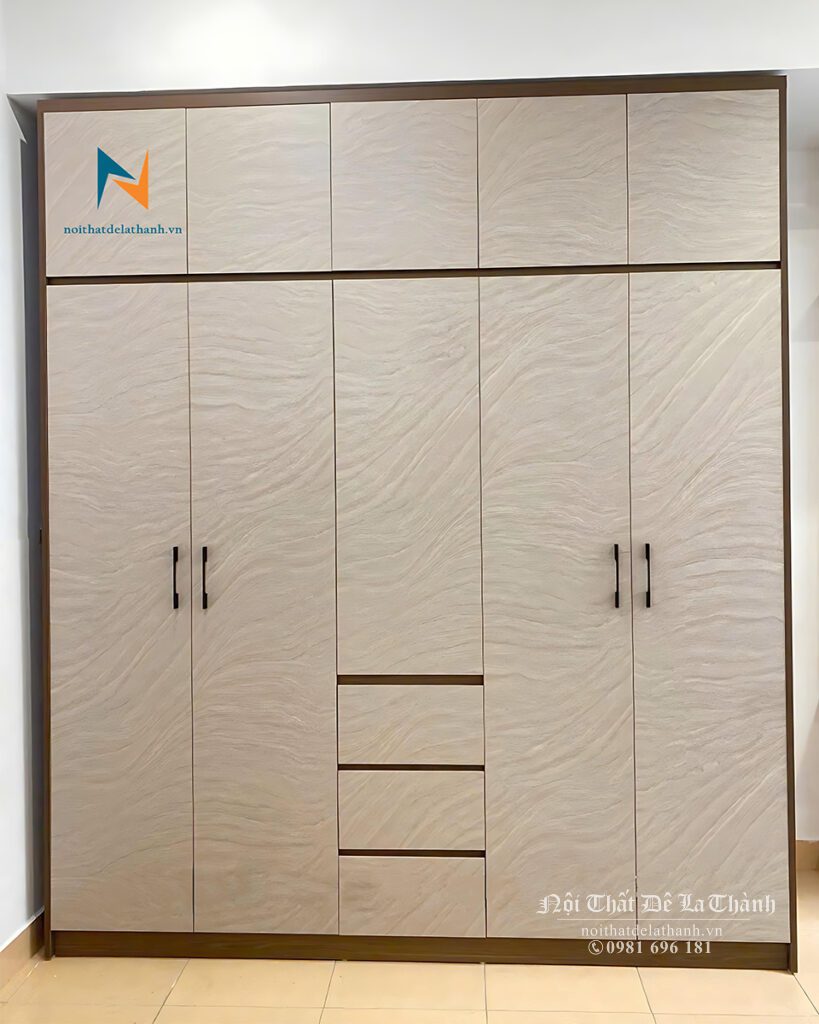 Chiếc tủ quần áo gỗ công nghiệp hiện đại, 2mx2m45, có 2 tầng, 5 cánh, 3 buồng, 3 ngăn kéo, phối màu gỗ nâu và cánh màu ghi rất đẹp