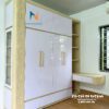 Chiếc tủ gỗ công nghiệp được thiết kế theo phong cách hiện đại với 2 tầng, 1 kệ trang trí bên phải với chiếc bàn trang điểm được gắn liền vào ô trang trí rất đẹp và gọn gàng