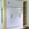 Chiếc tủ có thiết kế hiện đại với góc bên trái có thêm 1 kệ trang trí được lắp cánh kính làm tôn thêm vẻ đẹp của chiếc tủ
