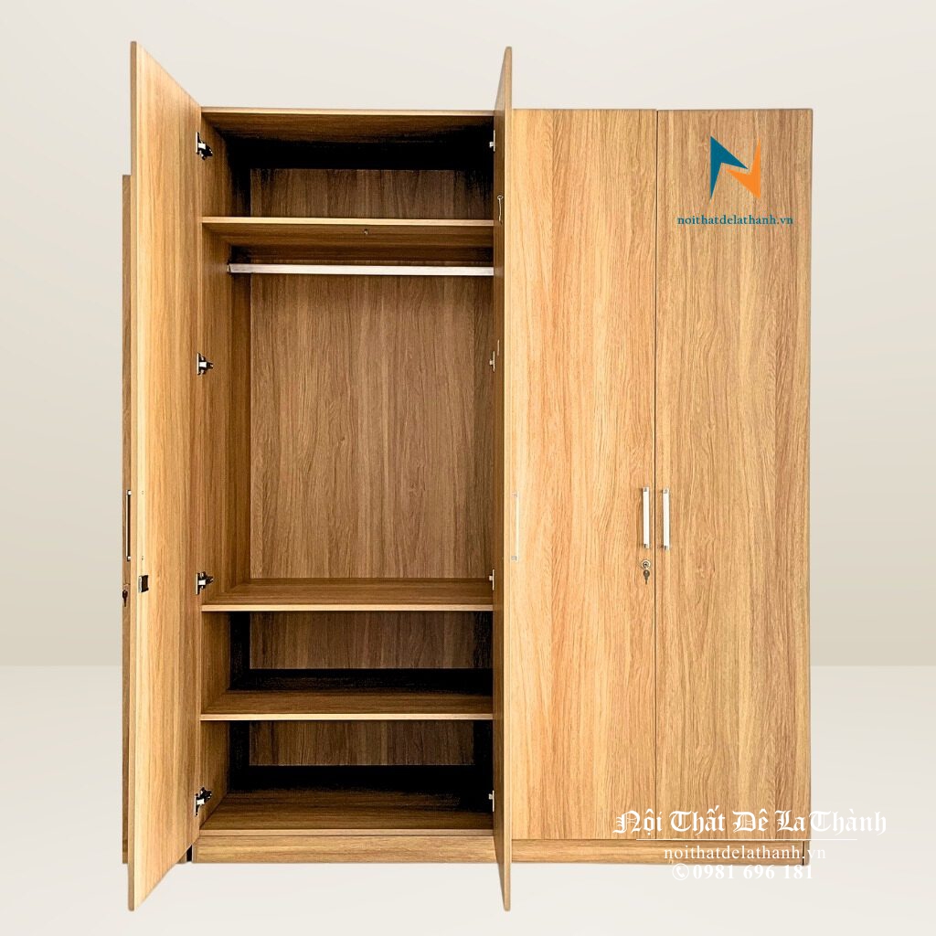 Bên trong chiếc tủ gỗ mdf 1m8 được bố trí suốt treo quần áo và các tấm đợt để quần áo gấp