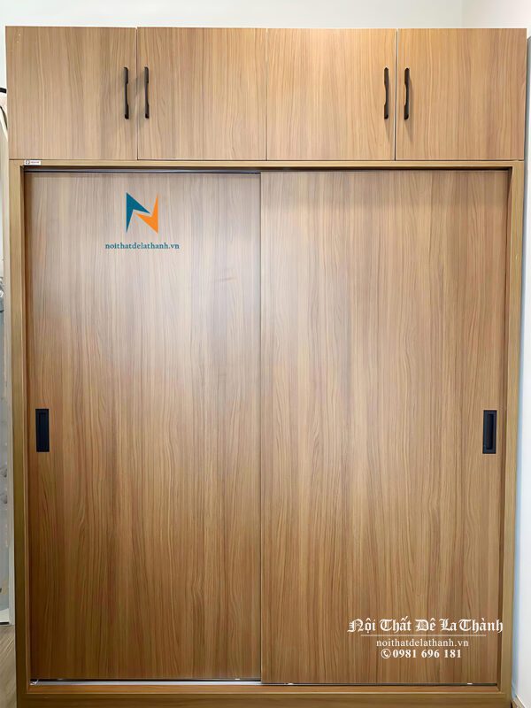 Chiếc tủ gỗ công nghiệp cánh lùa 2 tầng phong cách hiện đại, bên trong chia khoang treo và khoang gấp đồ tiện lợi