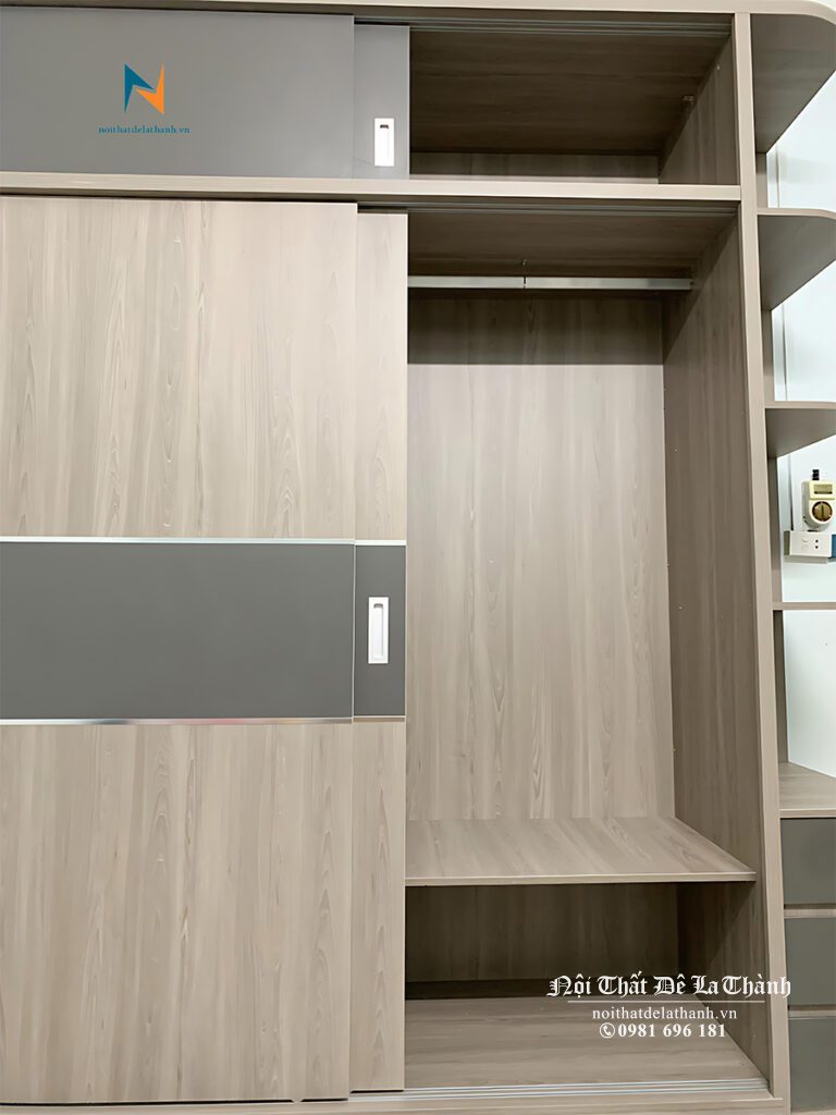 Phần còn lại của tủ là khoang treo quần áo