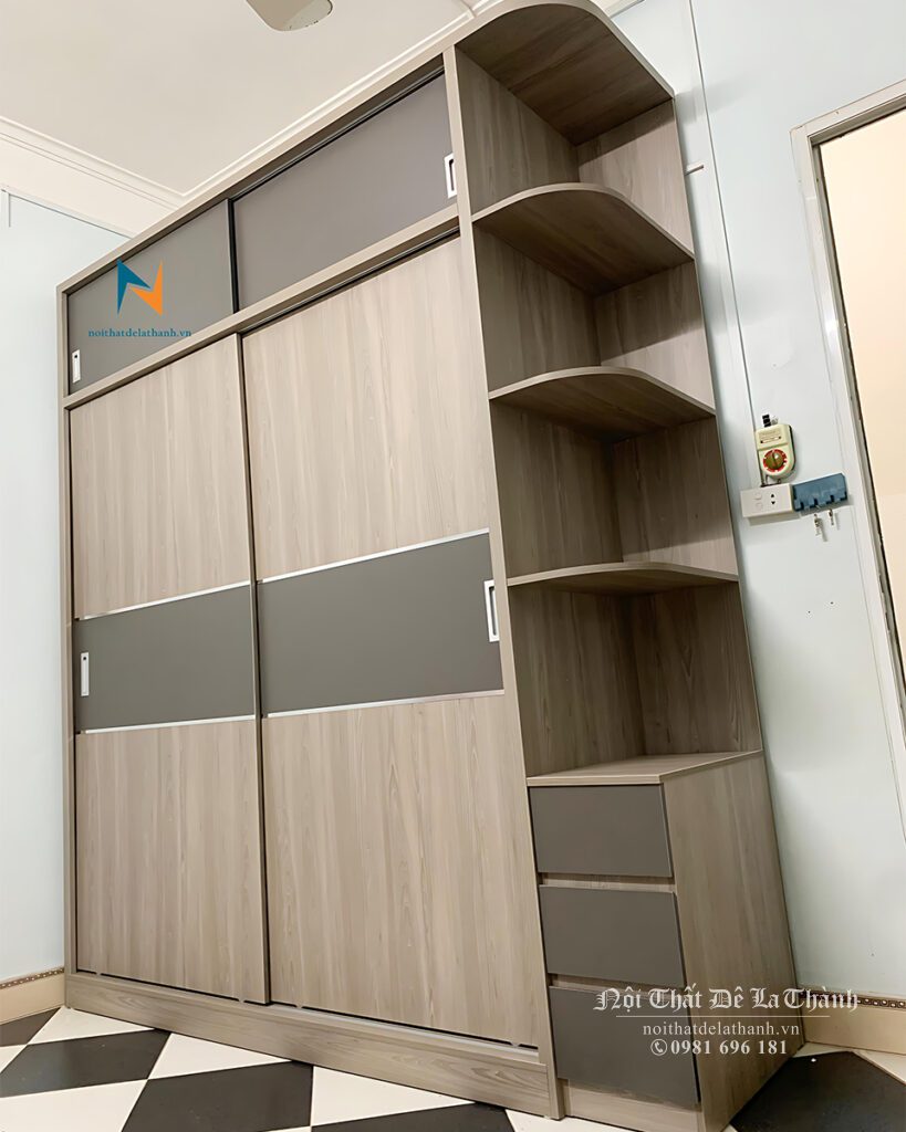 Điểm nhấn của chiếc tủ cửa kéo này là phần mix màu chì chạy ngang cánh tủ rất đẹp