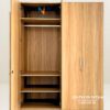 Bên trong chiếc tủ gỗ mdf 1m8 được bố trí suốt treo quần áo và các tấm đợt để quần áo gấp