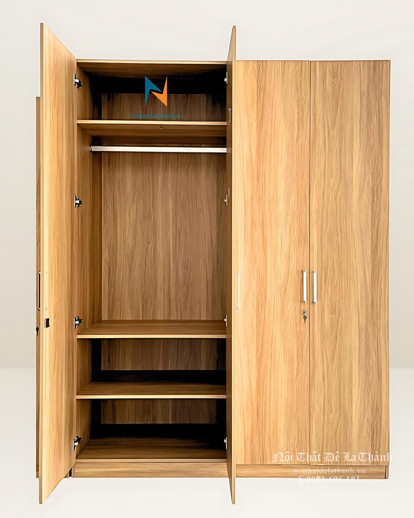 Bên trong chiếc tủ gỗ mdf 1m8 được bố trí suốt treo quần áo và các tấm đợt để quần áo gấp