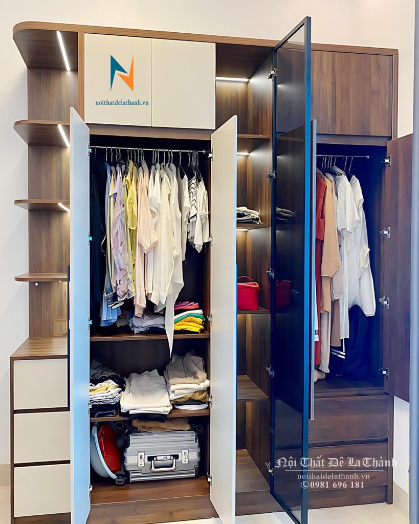 Thiết kế bên trong chiếc tủ áo chung cư 2 tầng với 1 khoang lớn, 2 khoang nhỏ, kệ trang trí bên góc trái, 3 cánh gỗ và 1 cánh kính cường lực, kích thước 2mx2m45, chất liệu gỗ công nghiệp mdf