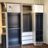 Thiết kế bên trong chiếc tủ áo có kệ góc, kích thước 2m8x2m45, gồm 6 cánh, 3 buồng kèm kệ góc, 2 tầng, 3 ngăn kéo, màu chì pha màu cánh trắng