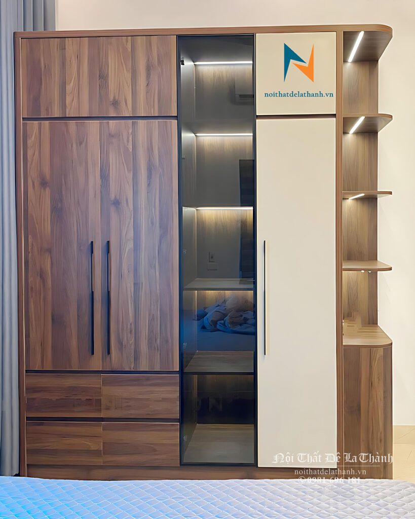Tủ quần áo phòng ngủ được thiết kế rất đẹp mắt với 3 cánh gỗ, 1 cánh kính cường lực khung nhôm, 1 góc trang trí với đợt bên trên, tủ giày mini bên dưới, kích thước 2mx2m45, chất liệu gỗ công nghiệp mdf